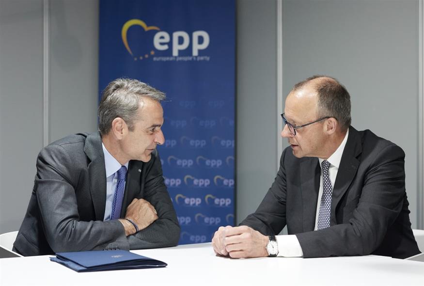 Ο ΚΥΡΙΑΚΟΣ ΜΗΤΣΟΤΑΚΗΣ ΣΤΟ ΣΥΝΕΔΡΙΟ ΤΟΥ ΕΥΡΩΠΑΪΚΟΥ ΛΑΪΚΟΥ ΚΟΜΜΑΤΟΣ ΣΤΗΝ ΒΑΛΕΝΘΙΑ (ΔΗΜΗΤΡΗΣ ΠΑΠΑΜΗΤΣΟΣ/ΓΡΑΦΕΙΟ ΤΥΠΟΥ ΠΡΩΘΥΠΟΥΡΓΟΥ/EUROKINISSI)