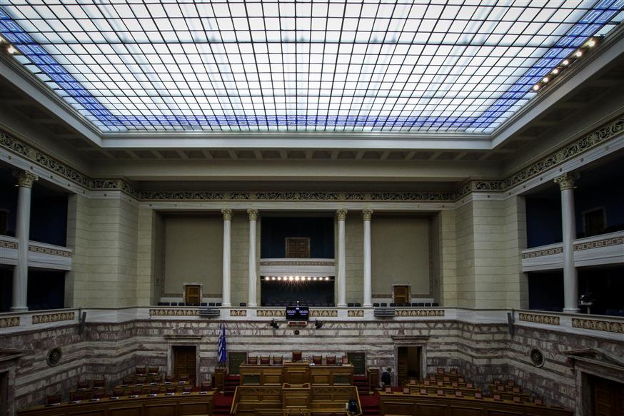 Ξεκίνησε η αντικατάσταση της οροφής που βρίσκεται στην Ολομέλεια της Βουλής (EUROKINISSI/ΓΙΩΡΓΟΣ ΚΟΝΤΑΡΙΝΗΣ)