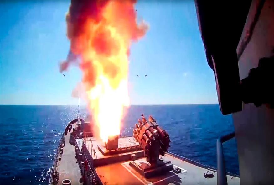 Πύραυλος κρουζ Kalibr μεγάλου βεληνεκούς εκτοξεύεται από τη φρεγάτα Admiral Essen του ρωσικού Πολεμικού Ναυτικού / Russian Defence Ministry Press Service photo via AP