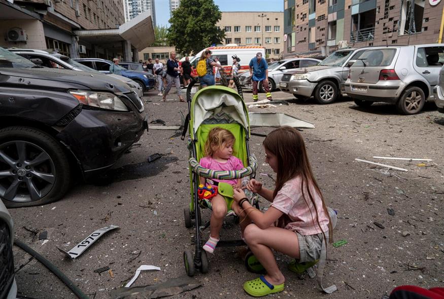 Ουκρανία: Σοκαριστικές εικόνες από επίθεση σε νοσοκομείο παίδων (gallery/AP)