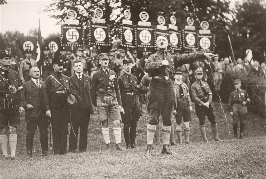 Όλος ο θίασος των φονιάδων επί σκηνής.