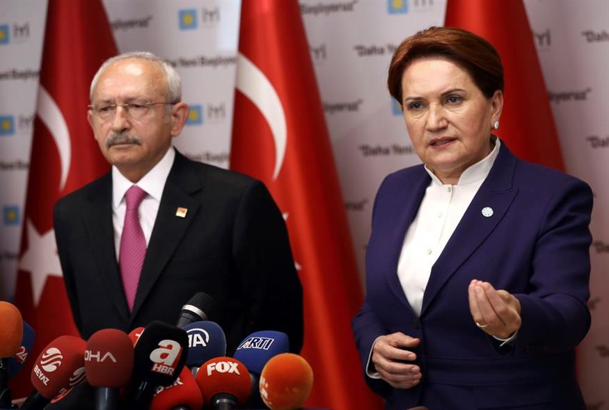 Οι επικεφαλής του CHP και του «Καλού Κόμματος» κατά τη διάρκεια κοινής συνέντευξης Τύπου