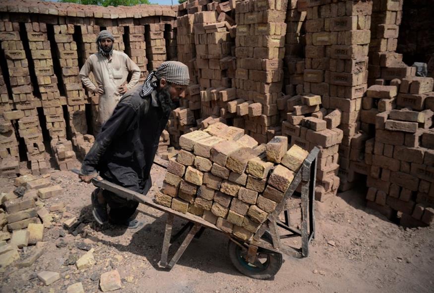 Εργάτες σε καμίνι τούβλων (AP Photo/Muhammad Sajjad)