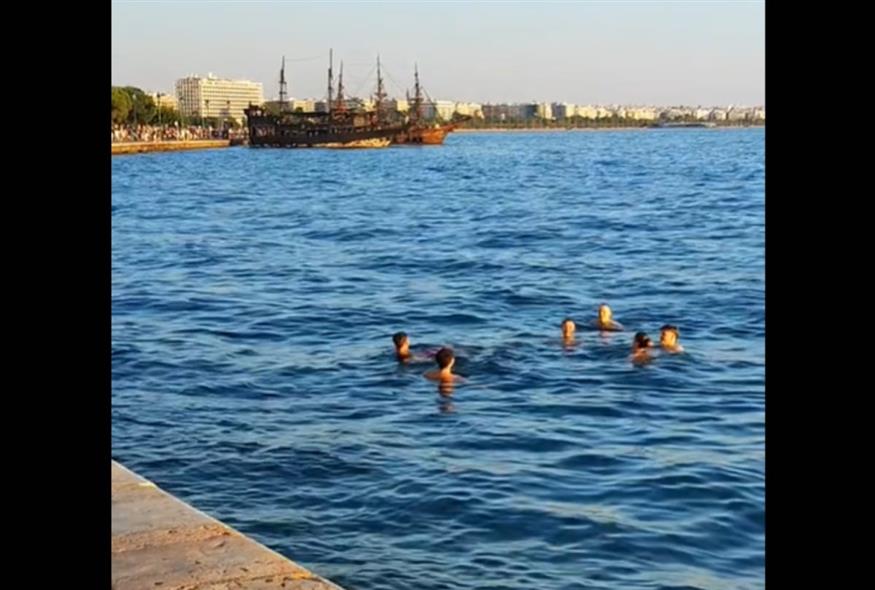 Νεαροί βούτηξαν στον Θερμαϊκό (Copyright:TikTok)