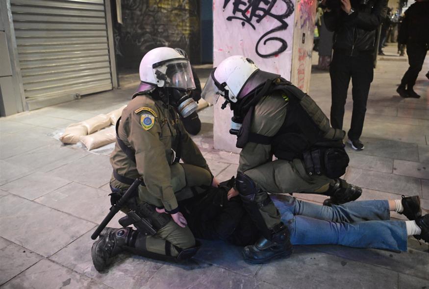 Φωτογραφίες από τα επεισόδια στην πορεία για τα 17 χρόνια από τη δολοφονία του Αλέξανδρου Γρηγορόπουλου (ΚΩΣΤΑΣ ΤΖΟΥΜΑΣ/EUROKINISSI)