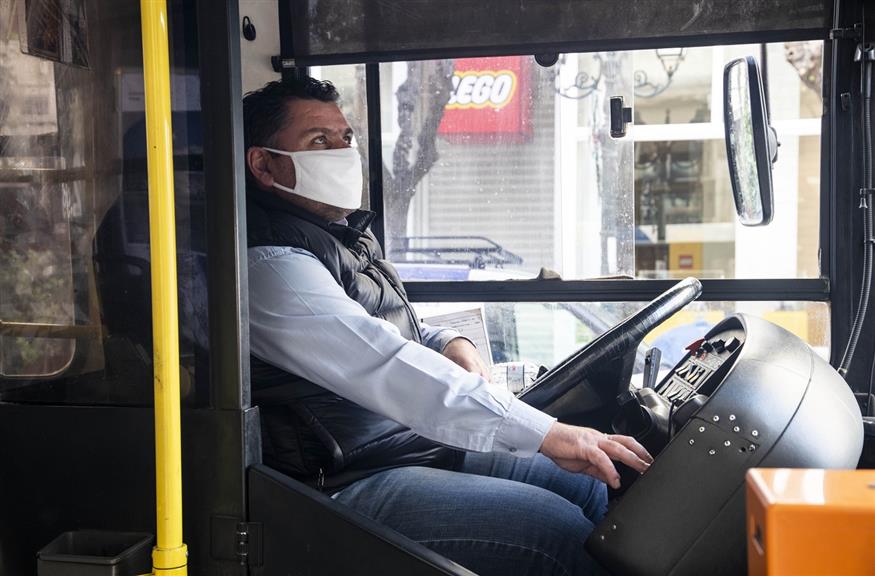 Οδηγός αστικού λεωφορείου, φορώντας μάσκα (ΜΟΤΙΟΝΤΕΑΜ/ ΒΕΡΒΕΡΙΔΗΣ ΒΑΣΙΛΗΣ)