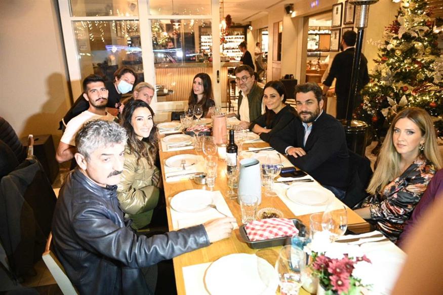 Μετά το πέρας των γυρισμάτων, στο Ενετικό Λιμάνι των Χανίων δείπνησαν οι ηθοποιοί, οι συντελεστές και το συνεργείο, σε δείπνο που παρέθεσε ο Δήμαρχος Χανίων, Παναγιώτης Σημανδηράκης
