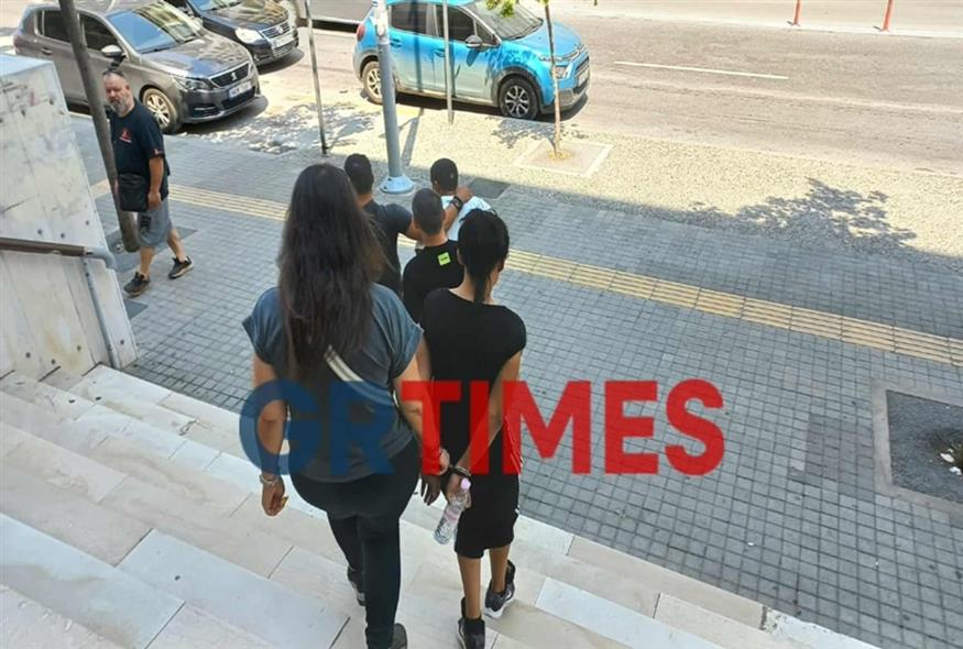 Κατηγορούνται για τον βιασμό της 10χρονης κόρης τη γυναίκας (grtimes.gr)