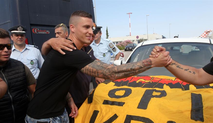 Ο Ογκνιεν Βράνιες γνώρισε την αποθέωση από τους φίλους της ΑΕΚ που τον υποδέχθηκαν στο αεροδρόμιο (Intime)