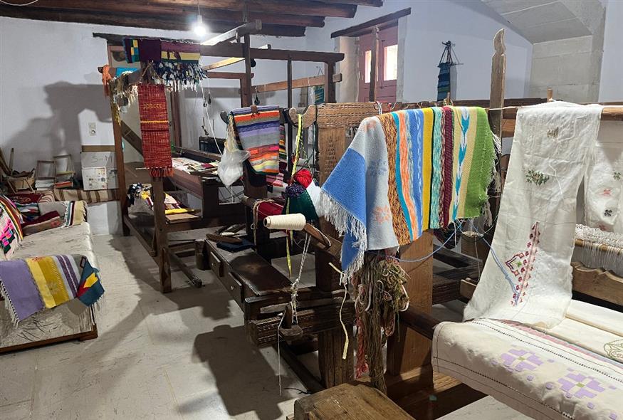 αργαλειοί Στις Μαργαρίτες κατασκευάζονταν βαριοί ξύλινοι αργαλειοί που κατέληγαν σε σπίτια σε όλη την Κρήτη αλλά και στην υπόλοιπη Ελλάδα (Copyright: Ethnos.gr)