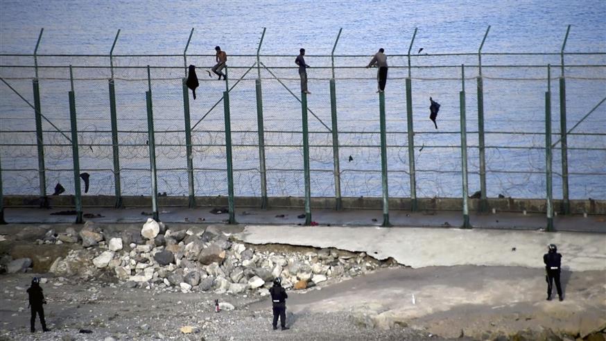 Παράτυποι μετανάστες στη Θέουτα της Βόρειας Αφρικής, που ανήκει στην Ισπανία (AP Images)