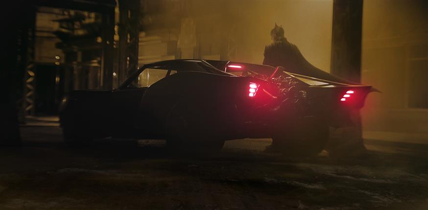 Ο Ρόμπερτ Πάτινσον ως Batman δίπλα στο Batmobile στις φωτογραφίες που δημοσίευσε στο Twitter ο Ματ Ριβς