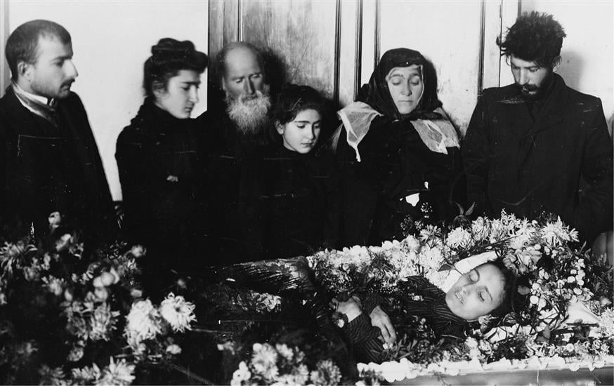 Η πρώτη σύζυγος του Στάλιν νεκρή. Ο Στάλιν εικονίζεται δεξιά