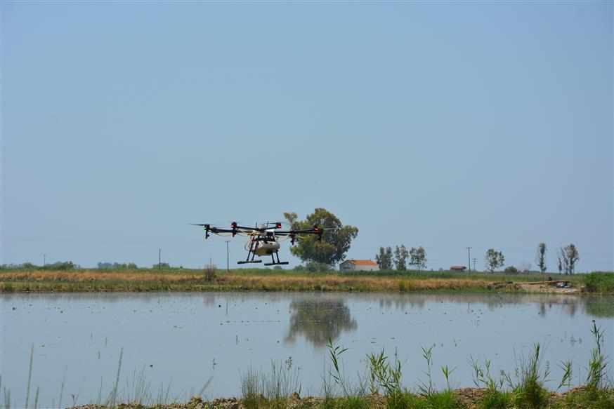 Ελικόπτερο που ψεκάζει τις περιοχές με κουνούπια (Πηγή: ΑΠΕ-ΜΠΕ)