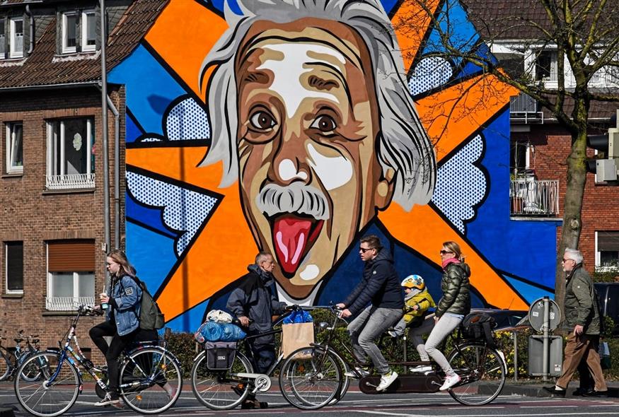 Γκράφιτι με τον Άλμπερτ Αϊνστάιν (AP Photo/Martin Meissner)