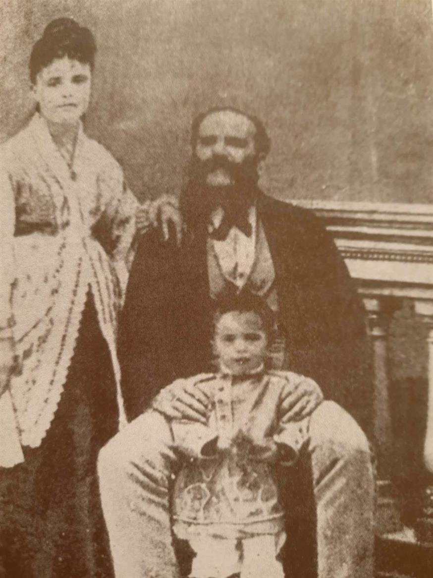 Με τους γονείς του το 1875