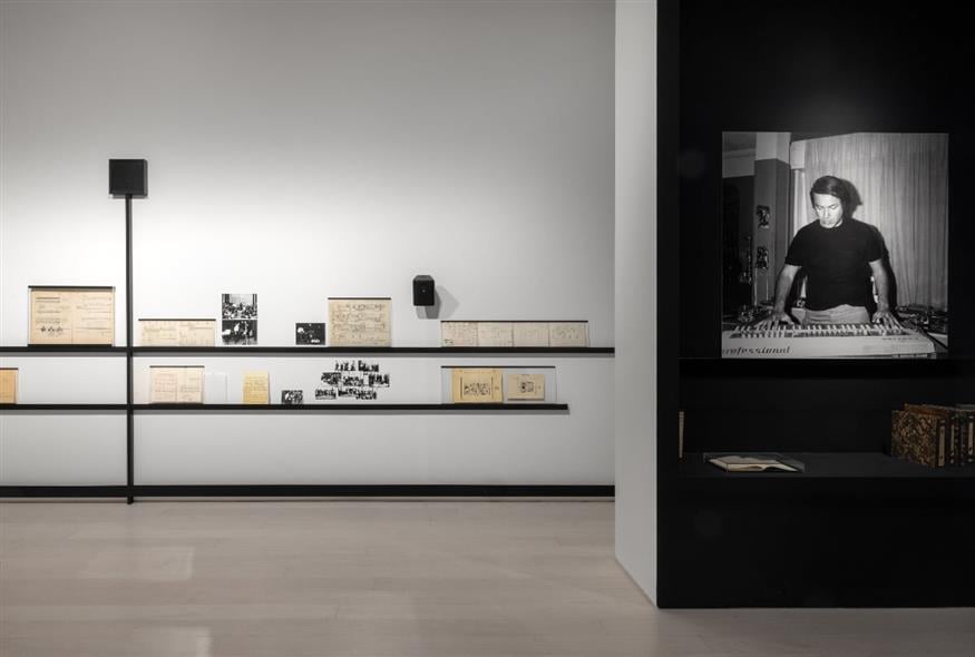 Απόψεις της εγκατάστασης της έκθεσης κατά την τελική προετοιμασία (Copyright: Πάρις Ταβιτιάν)