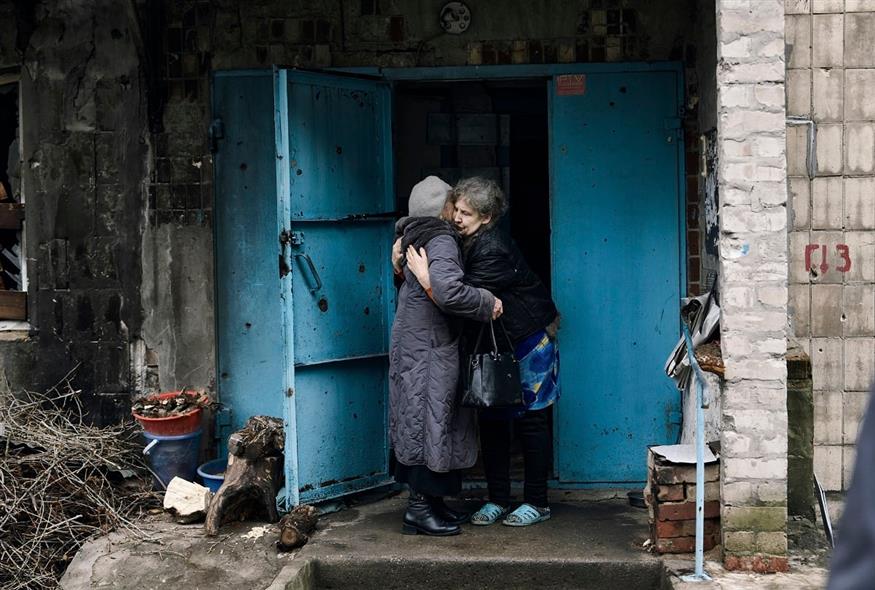 Κάτοικοι αποχαιρετιούνται στην Αβντίιβκα (AP Photo/Libkos)