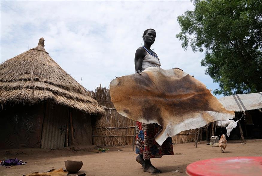 Μια γυναίκα στο Σουδάν κρατά δέρμα αντιλόπης  (AP Photo/Brian Inganga)