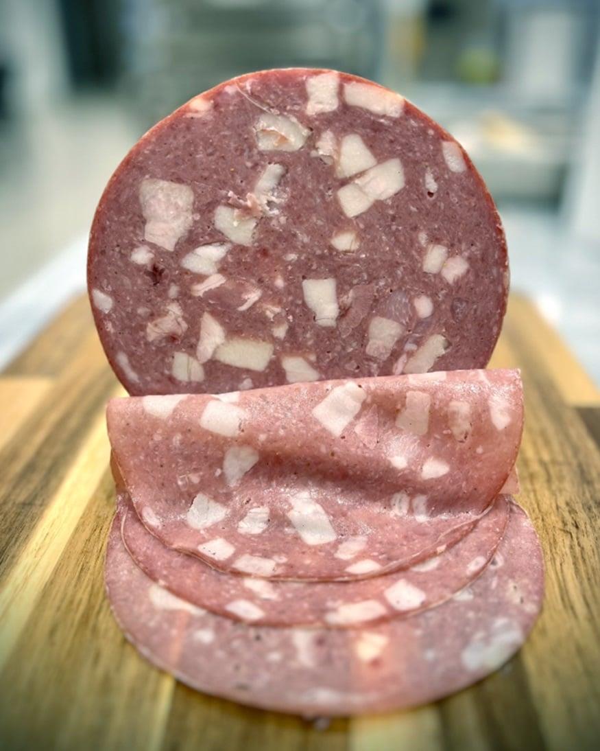 Η μορταδέλα των αδερφών Λιάκου φτιάχνεται από την αρχέγονη ελληνική φυλή του μαύρου χοίρου