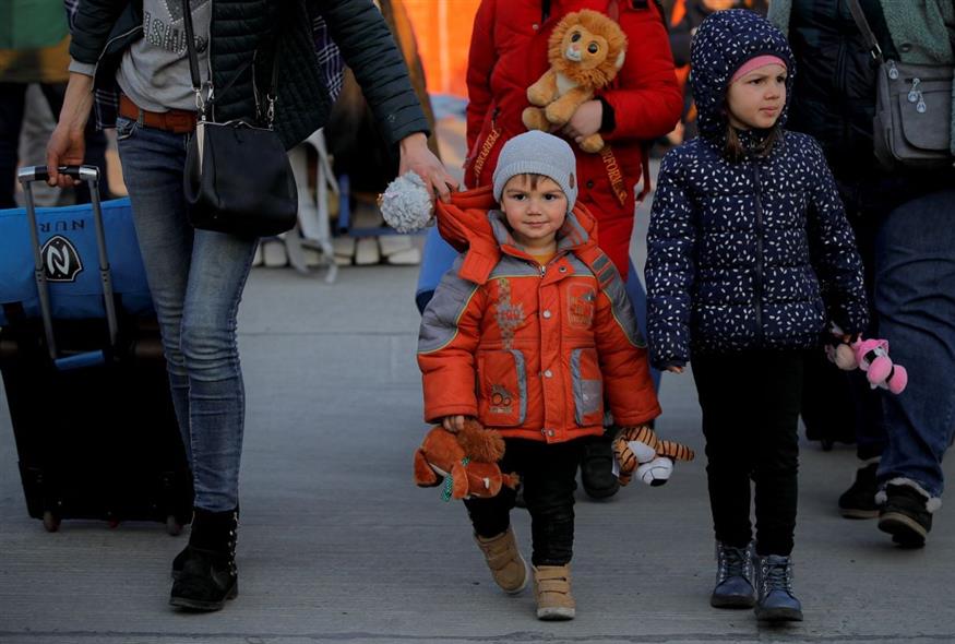 Προσφυγόπουλα (Φωτογραφία αρχείου/AP Photo/Andreea Alexandru)