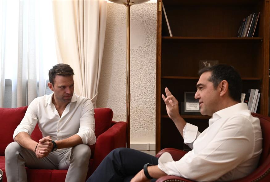 Αλέξης Τσίπρας και Στέφανος Κασσελάκης (ΤΑΤΙΑΝΑ ΜΠΟΛΑΡΗ/EUROKINISSI)