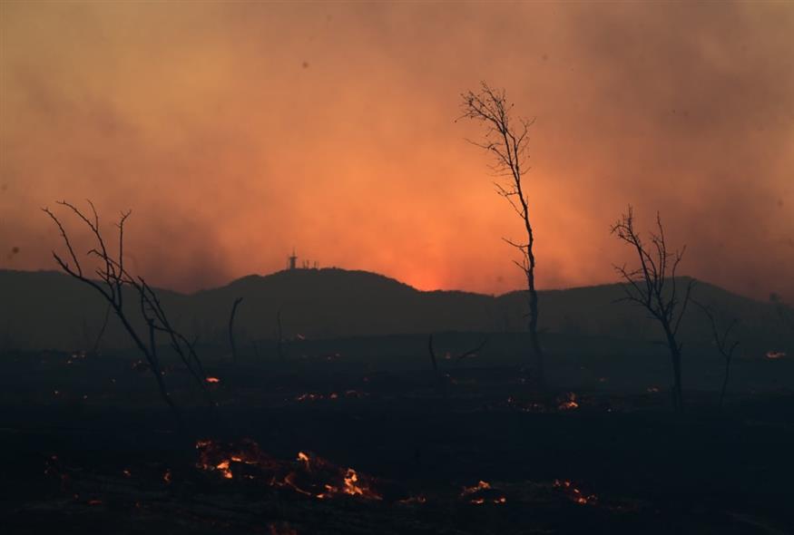 Μάχη με τις αναζωπυρώσεις δίνουν επίγειες και εναέριες δυνάμεις στα Κύθηρα (EUROKINISSI)