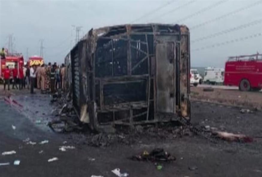 Λεωφορείο προσέκρουσε στύλο και πήρε φωτιά στην Ινδία/World Times Twitter