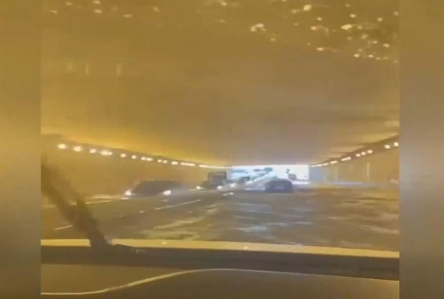 Οδηγός κινδύνευσε σε τούνελ στη Θεσσαλονίκη όταν πλημμύρισε / ΕΡΤ