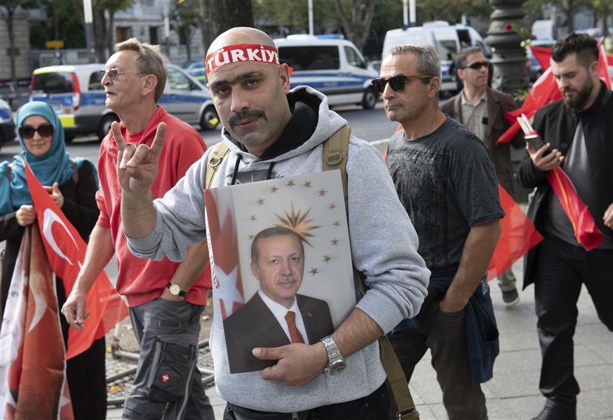 Θαυμαστές Ερντογάν/(Paul Zinken/dpa via AP)