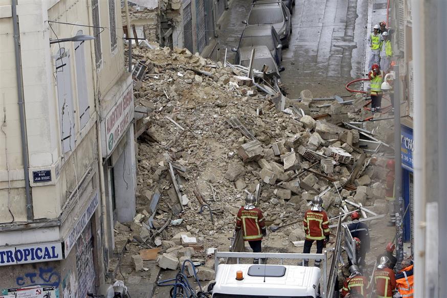 Φωτογραφία από τα μπάζα των κτιρίων στη Μασσαλία (AP)