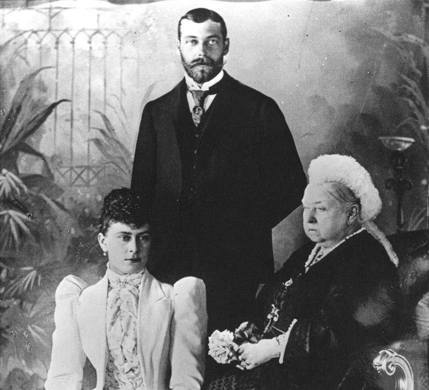 Η βασίλισσα Βικτώρια με τον εγγονό της βασιλιά Γεώργιο Ε και τη σύζυγό του μετέπειτα βασίλισσα Μαρία. /copyright Ap Photos