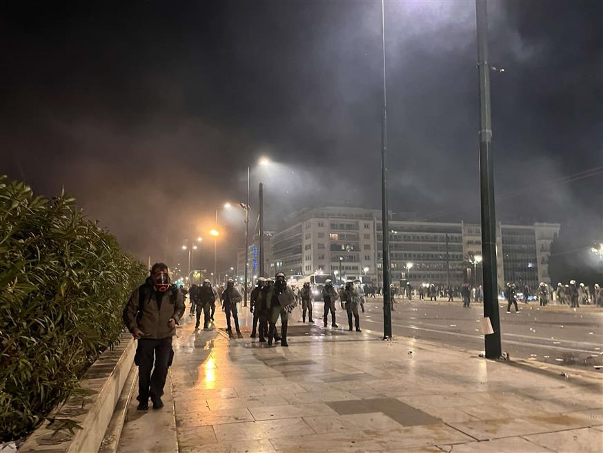 Επεισόδια στο Σύνταγμα (ethnos.gr/Αλεξάνδρα Λαοπόδη)