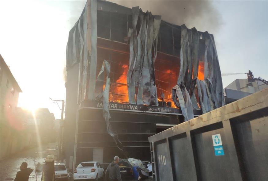 Φωτιά σε αποθήκη αρωματοποιίας στην Τουρκία (Χ)