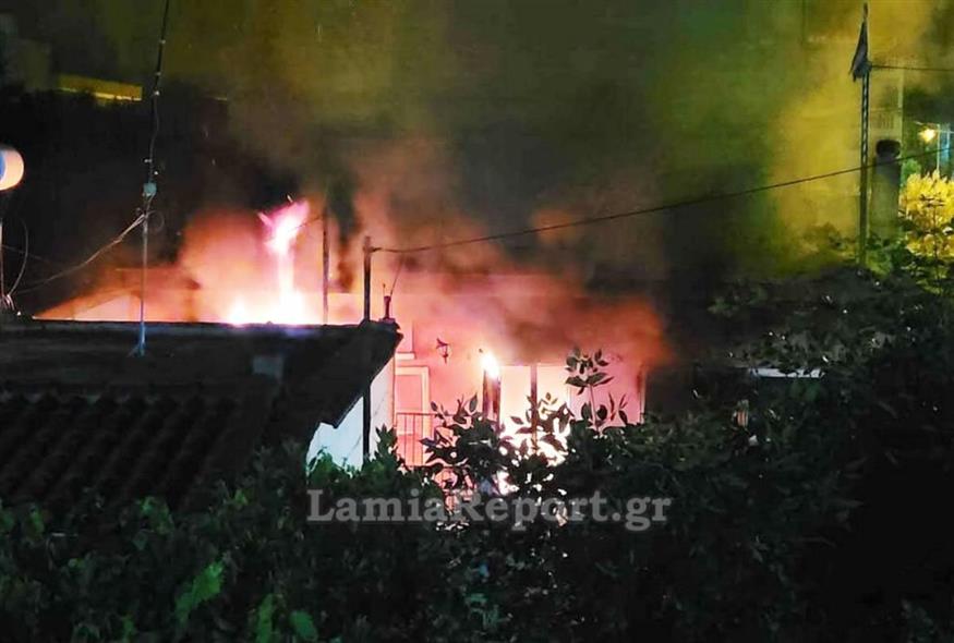 Λαμία: Σπίτι τυλίχτηκε στις φλόγες (lamiareport.gr)