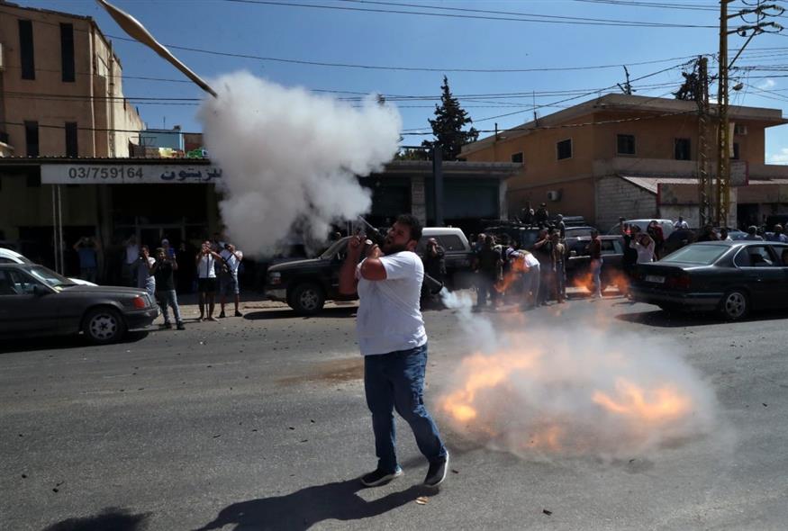 Yποστηρικτής της Χεζμπολάχ με μια ρουκέτα στο χέρι (AP Photo/Bilal Hussein)