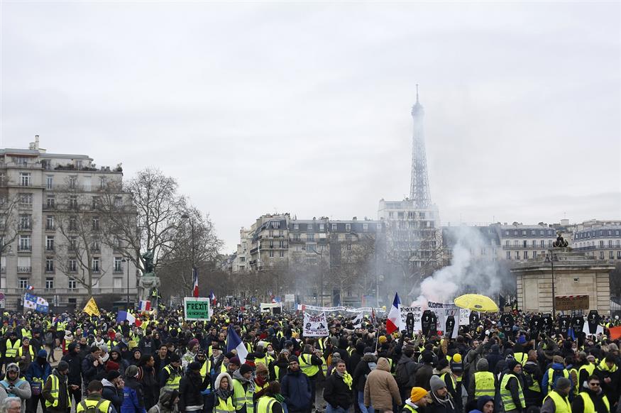 Τα «Γιλέκα» άρχισαν να συγκεντρώνονται στο Παρίσι, με φόντο τον Πύργο του Άιφελ (AP Photo/Thibault Camus)