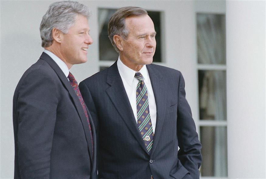 Μπιλ Κλίντον-Τζορτζ Μπους  (AP Photo/Doug Mills)