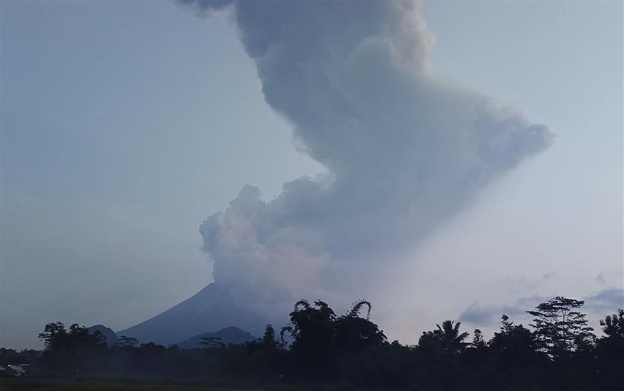 Έκρηξη ηφαιστείου στην Ινδονησία/(AP Photo/Slamet Riyadi)