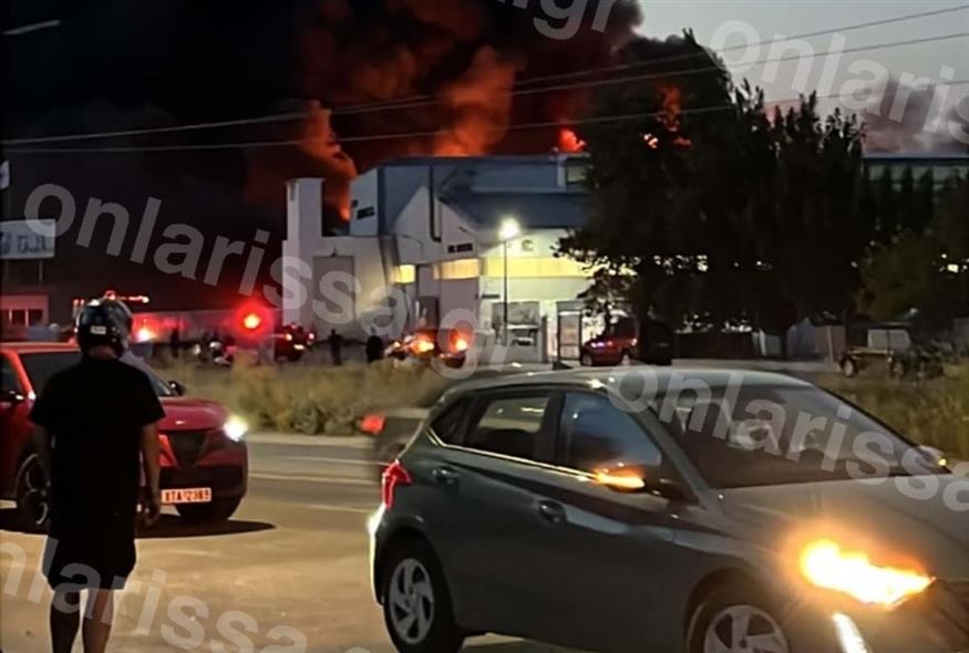 Λάρισα, εικόνα από το σημείο της φωτιάς (onlarissa.gr)