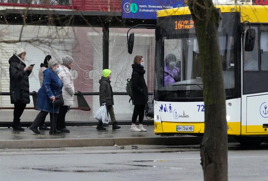 Κάτοικοι της Μαριούπολης επιβιβάζονται σε λεωφορείο / AP Photo / Sergei Grits