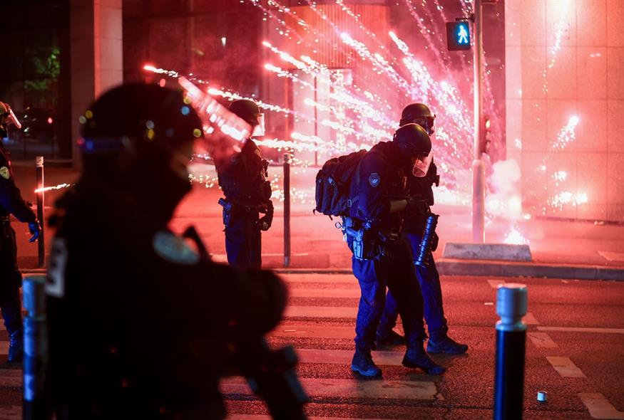 Βράζει η οργή στη Γαλλία: Τρίτο βράδυ ταραχών μετά τη δολοφονία 17χρονου από αστυνομικό / AP (GALLERY)