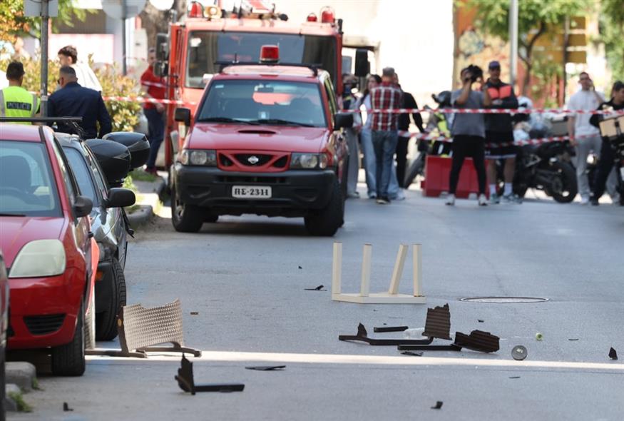 Ο 20χρονος που απειλούσε να πέσει από τον 3ο όροφο πολυκατοικίας στη Θεσσαλονίκη (INTIME)