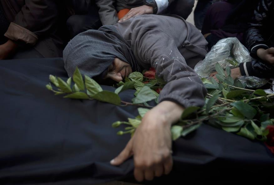 Οι Παλαιστίνιοι θρηνούν τους ανθρώπους τους  (AP Photo/Mohammed Dahman)