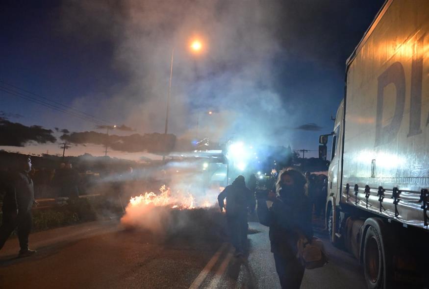 Ένταση στο μπλόκο της Θήβας(ΤΑΤΙΑΝΑ ΜΠΟΛΑΡΗ/EUROKINISSI)