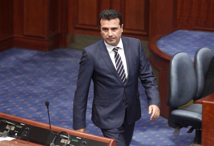 Ο πρωθυπουργός Ζόραν Ζάεφ κατάφερε τελικά λίγο πριν από τα µεσάνυχτα της Παρασκευής να εξασφαλίσει την ψήφο των δύο τρίτων των βουλευτών υπέρ των συνταγµατικών αλλαγών. (AP Photo/Boris Grdanoski)