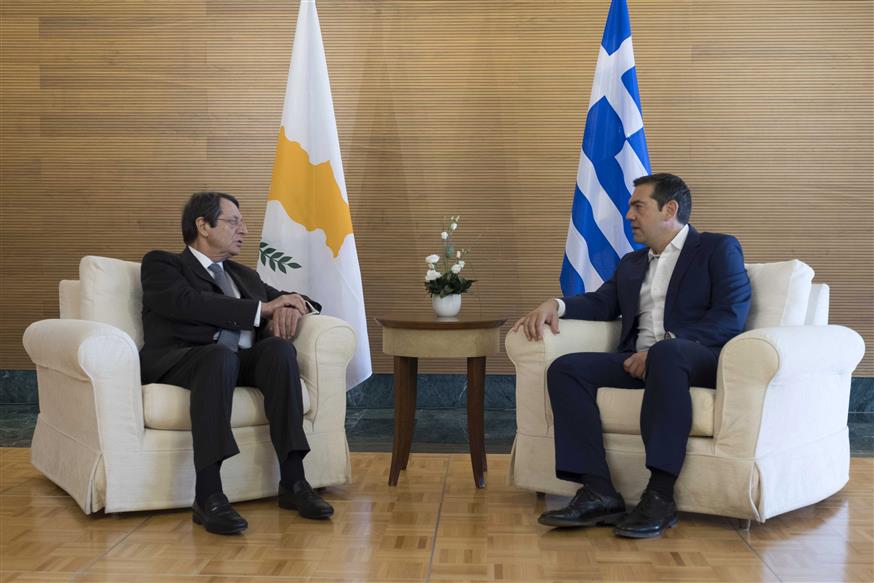 Τσίπρας-Αναστασιάδης/(Andrea Bonetti/Greek Prime Minister's Office via AP)