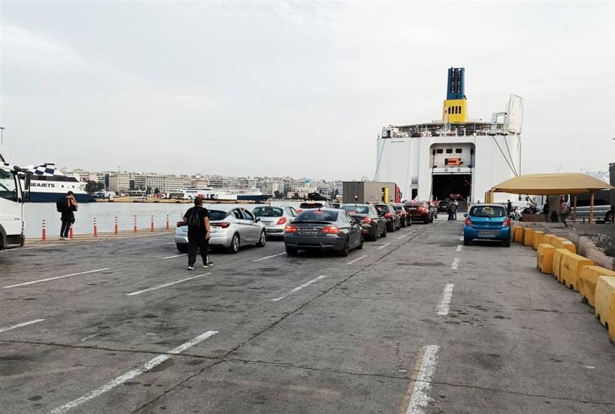 Πλοίο στο λιμάνι του Πειραιά (ΣΩΤΗΡΗΣ ΔΗΜΗΤΡΟΠΟΥΛΟΣ/EUROKINISSI)