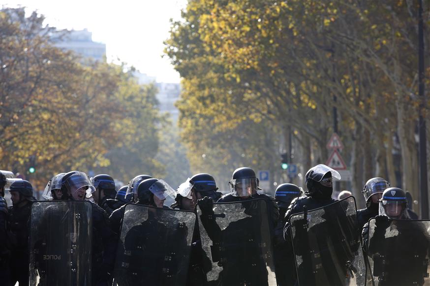 Riot police officers/(AP Photo/Thibault Camus)