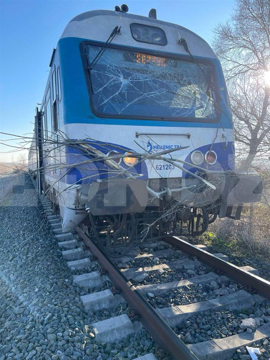 Τρένο συγκρούστηκε με δέντρο στη Θεσσαλονίκη